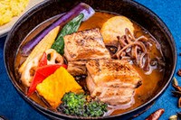 ラムチョップは、豚肉や牛肉と比べて柔らかく、独特の風味と旨味があります。 また、栄養価も高く、良質のたんぱく質やビタミンB群、亜鉛などを含んでいます。