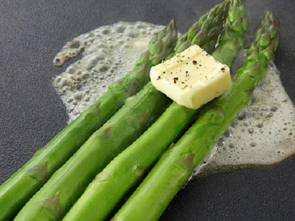 ＜春限定＞北海道ようてい産極太グリーンアスパラのバターソテー