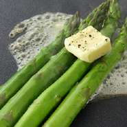 朝採りされた新鮮でジューシーな極太アスパラを一本まるごと丁寧に北海道産発酵バターでソテーしました。お好みで七輪で炭焼きにしお召し上がりください。
