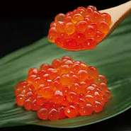 釧路・根室沖で取れた新鮮な秋鮭をたっぷりの昆布醤油で漬け込んだ北海道の冬の名物イクラの醤油漬け。
お酒のおつまみはもちろん、炊き立てのご飯にのせたいくら丼もおすすめです。