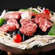 エゾシカの後脚の付け根、内ももの下部にある大きな球状の部位。
肉質: きめが細かく、非常に柔らかい赤身肉。クセが少なくあっさりしているが、濃厚な柔らかさと赤身と霜降りの両方の味を味わえる。