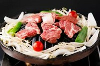 エゾシカの後脚の付け根、内ももの下部にある大きな球状の部位。
肉質: きめが細かく、非常に柔らかい赤身肉。クセが少なくあっさりしているが、濃厚な柔らかさと赤身と霜降りの両方の味を味わえる。