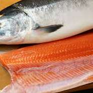 北海道で夏に漁獲される産卵期ではない若いメス鮭で、卵や白子に栄養がとられていないため、全身に脂がのっています。身がふっくらとしていて、焼くとジューシーで、刺身にしてもとろけるような旨みが味わえます。