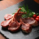 北海道から直送した、生のさんまをご用意しております。冷凍していないため、鮮度抜群。脂の乗ったそのおいしさを、ぜひご堪能ください。