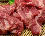 北海道で夏に漁獲される産卵期ではない若いメス鮭で、卵や白子に栄養がとられていないため、全身に脂がのっています。身がふっくらとしていて、焼くとジューシーで、刺身にしてもとろけるような旨みが味わえます。