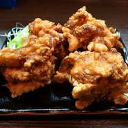 秘伝の特製ダレにじっくりと漬け込んだ、北海道の唐揚げ。冷めても柔らかいと評判です。そのままでもご飯やお酒が進みますが、お好みでピンク岩塩をかければ、さらに味わいが引き締まり肉の旨みが際立ちます。
