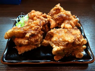 特製ダレが染み込んだ、クセになるおいしさの『自家製ザンギ』