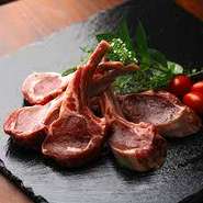 鮮度の高さと臭みの少なさが魅力のラム肉は、北海道から直送されているからこその味わいです。薄切りの生ラムはしゃぶしゃぶがオススメ。骨付きラムチョップはステーキさながらの迫力が味わえます。