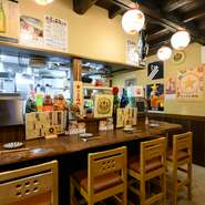 気軽に立ち寄れるカウンター席があり、店主との和やかな会話を楽しめる雰囲気が魅力です。初めての方でも自然とくつろげる温かさがあり、一人飲みでも心地良く過ごせるお店として親しまれています。