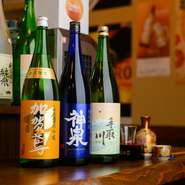 地元石川の厳選した地酒を常時8～10種類揃え、飲み比べも楽しめる日本酒好きにうれしいラインナップです。気軽に味わえる単品飲み放題も用意され、好みの一杯をじっくり探せる魅力があります。