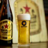 生ビールからウイスキー、サワー、カクテルまで幅広く揃えられた2時間飲み放題が人気です。お酒を中心に楽しみたい方に最適で、気の合う仲間と心ゆくまで語り合える充実の内容となっています。