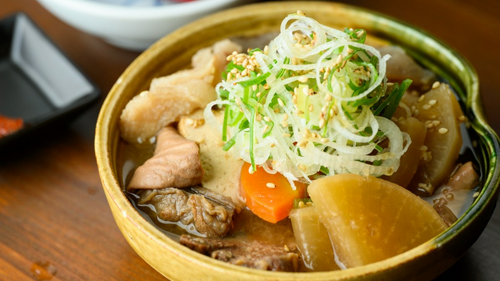 手間を惜しまぬ下処理と二日間の煮込みが生む『名物　味噌もつ煮込み』