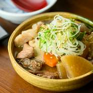 厳選した牛・豚のホルモンを丁寧に下処理し、臭みをなくしました。白味噌、赤味噌など3種類の味噌でじっくり丸2日煮込んであります。