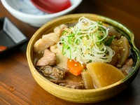 手間を惜しまぬ下処理と二日間の煮込みが生む『赤星名物★味噌もつ煮込み』