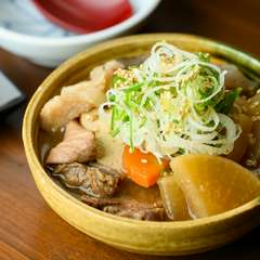 手間を惜しまぬ下処理と二日間の煮込みが生む『名物　味噌もつ煮込み』