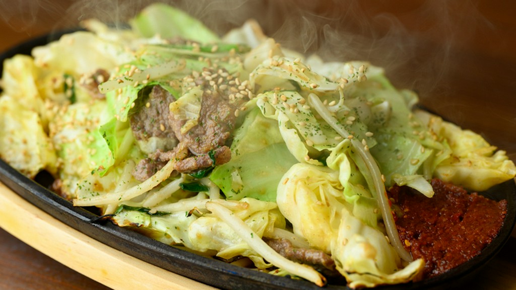 香ばしいにんにくと牛肉の旨みが絡む『赤星特製　牛にんにく鉄板焼き』