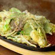 焦がしにんにく香る牛赤身肉とキャベツの鉄板焼き。にんにくと肉の旨みがたっぷり。自家製の辛味噌を絡めていただきます。