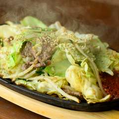 香ばしいにんにくと牛肉の旨みが絡む『赤星特製　牛にんにく鉄板焼き』