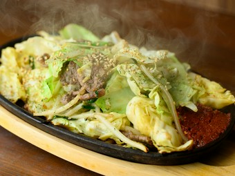 香ばしいにんにくと牛肉の旨みが絡む『赤星特製　牛にんにく鉄板焼き』