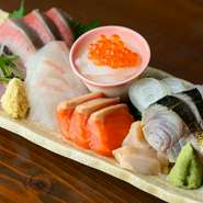 金沢中央市場から届く新鮮な魚を使用。素材そのものの旨みを活かし、地元の旬の食材とともに盛り合わせた一皿です。鮮度が際立つ豊かな味わいを存分に楽しめます。
1人前980円／2人前1,950円／3人前2,900円