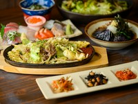 名物の味噌もつ煮と牛にんにく鉄板焼きが入った人気コースです！