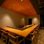 建物の外階段を上がって店に入ると、落ち着いた和モダン空間が広がり、一瞬でくつろぎの時へ。カウンターを介しての店主の粋な所作や、“間”を大切にした会話もご馳走のひとつ。誰もが自然体で楽しめる雰囲気です。