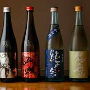 新潟県の食材を中心につくる寿司とツマミをさらに輝かせるのが、店主の故郷・上越地方の酒屋から取り寄せる地酒。都内ではほとんど流通していない知る人ぞ知るお酒が多く、季節限定酒やレアなお酒も登場します。