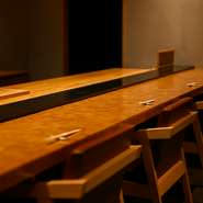 サスティナブルな観点から、カウンターはヒノキの端材を使い、木の年輪が見える独創的なデザインに。アースカラーでまとめた壁や床、幻想的な照明も心地よく、ドラマチックな食体験にゆったりひたれます。