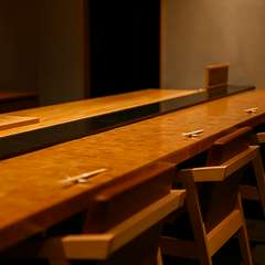 輪切りヒノキのカウンター、アースカラーの壁や床が美しく調和