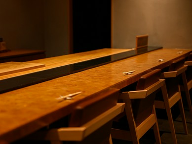 輪切りヒノキのカウンター、アースカラーの壁や床が美しく調和