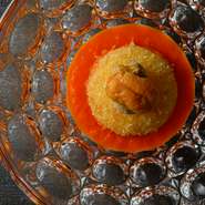 地元の人の寿司デートや記念日ディナーに加え、この店を目的に大森を訪れる人も多い注目店。世界各国で腕をふるった店主ならではの趣向やもてなしが格別で、プチトリップ気分で足を運ぶのも楽しいでしょう。