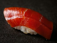 感動の一貫。鮪、づけだれ、酢飯の一体感に驚く『鮪づけの握り』