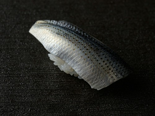 羽釜で炊く新潟県産米でつくる、酸味をきかせた酢飯も評判