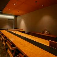 酢飯のお米や塩、旬の天然魚、醤油や味噌などの調味料、料理に合わせる日本酒など、食の宝庫・新潟の逸品が集結。店主の故郷の風土が生む美味を供するのに加え、ゲストが新潟を訪れるきっかけを発信しています。