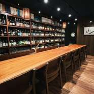 当店ではお人様やカップルの方にもゆっくりとお寛ぎ頂けるよう、広々とした贅沢なカウンター席をご用意しております。革張りのチェアは体を優しく包み込んでくれて寛ぎの時間を提供してくれます。