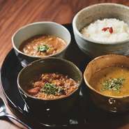 当店の名物薬膳カレーは、全6種類ご用意しております。一つ一つそれぞれベースの味が異なり使用する食材も全く異なります。そのうち2種類は100％植物由来の材料で作りヴィーガン・ベジタリアンにも対応しています。