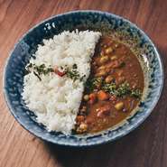 100%植物由来の野菜出汁を使用。カレーの具材には、玉ねぎ、人参、ひよこ豆、レンズ豆をたっぷりと使用。豆カレーならではのまろやかさと優しさに加え、17種類を独自にブレンドしたスパイス感が特徴。
辛さ ★☆☆