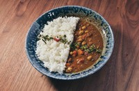 100%植物由来の野菜出汁を使用。カレーの具材には、玉ねぎ、人参、ひよこ豆、レンズ豆をたっぷりと使用。豆カレーならではのまろやかさと優しさに加え、17種類を独自にブレンドしたスパイス感が特徴。
辛さ ★☆☆