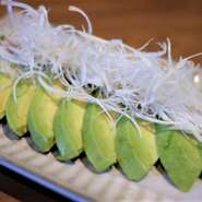 スライスしたアボカドに梅、蜂蜜、ゴマなどを加えた特製ソースがベストマッチ！どんなお飲み物にもよく合います！