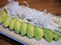 スライスしたアボカドに梅、蜂蜜、ゴマなどを加えた特製ソースがベストマッチ！どんなお飲み物にもよく合います！