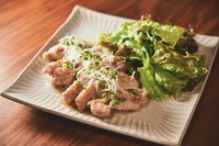 ゴロっとした鶏もも肉に塩だれソースがよく合います！ビールやハイボールのおつまみにどうぞ！