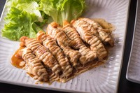 ゴロっとした鶏もも肉に、こってりした照り焼きソースがよく合います！