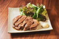 秘伝のレシピで一晩寝かせた豚ロースを、じっくり焼き上げた逸品です！