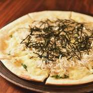 秘伝のソースとたっぷりしらす、大葉を使った贅沢なピザ！