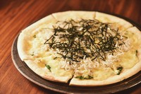 秘伝のソースとたっぷりしらす、大葉を使った贅沢なピザ！
