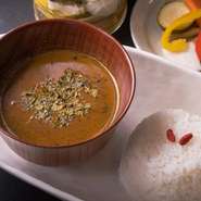☆当店人気No.1☆ カレーリーフ、タマリンド、ココナッツミルク等の材料を使用。甘味と酸味、しっかりとしたコク。独自にブレンドした20種類以上のスパイスとハーブ。チキンが入り食べ応えもあり。
辛さ ★☆☆