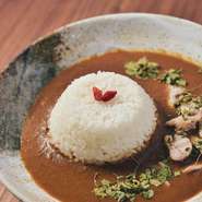 独自にブレンドした17種以上のスパイスを合わせた贅沢なチキンカレー。程よい辛さと、酸味、チキンの旨味に、鮮烈なスパイスの香りが多層的味わい。
辛さ ★★☆