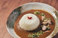 独自にブレンドした17種以上のスパイスを合わせた贅沢なチキンカレー。程よい辛さと、酸味、チキンの旨味に、鮮烈なスパイスの香りが多層的味わい。
辛さ ★★☆