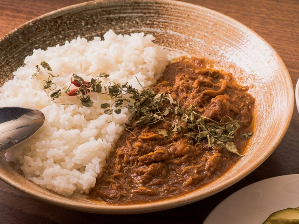 B.鶏と生姜の煮込み薬膳カレー