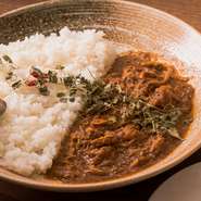 鶏肉はジューシーな”もも肉”を繊維状になるまで煮込みの旨もを凝縮。独自にブレンドした17種類のスパイスの風味、生姜のピリッとした強い味わいが特徴。
辛さ ★★☆